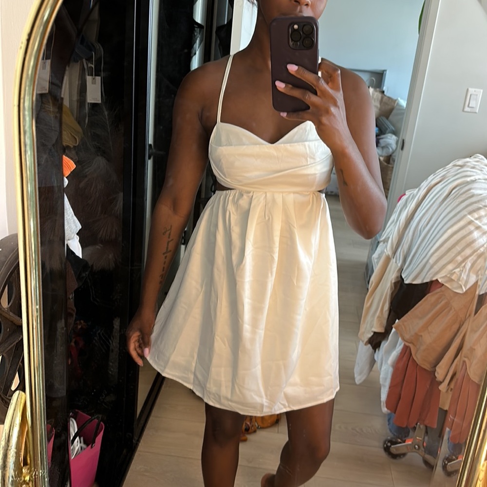 WHITE BACK-OUT DRESS - Picture 3 of 5